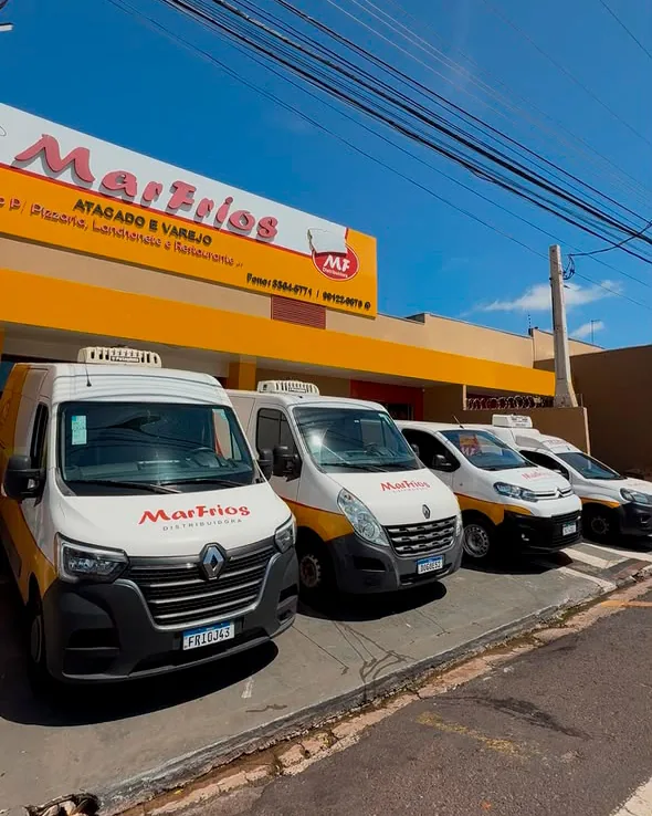 Fachada da MarFrios Distribuidora com frota de vans